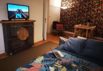 LE HARAS allows 18 year olds to book a room