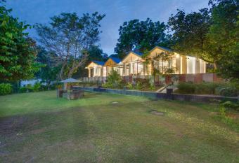 Avanti Retreat- Farm Stay has rooms with a private hot tub