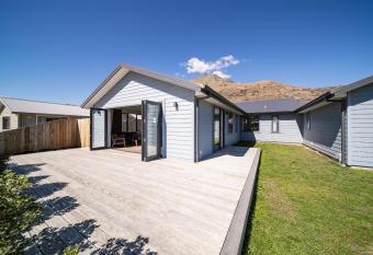 Queenstown Remarkable Alpine Mountain View House has Balcony rooms