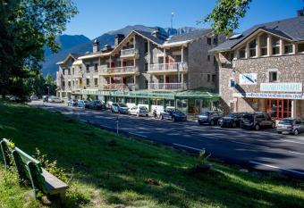 Hotel et R  sidence Le Clos Cerdan has rooms with a private hot tub