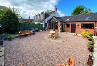 High View Cottage has Balcony rooms