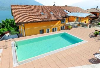 2 bedrooms house with lake view shared pool and furnished balcony at Vercana 2 km away from the beach has Balcony rooms