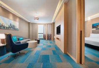 Aloft Shanghai Zhangjiang Haike has rooms with a private hot tub