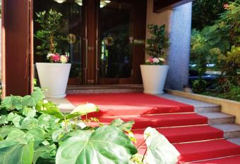 Venice Michelangelo Hotel allows 18 year olds to book a room