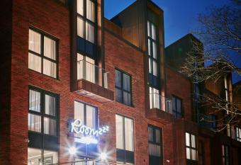 Roomzzz York City has Balcony rooms