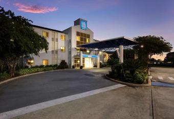 Motel 6 Orlando International Dr allows 18 year olds to book a room