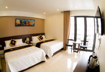 Square Hostel has Balcony rooms