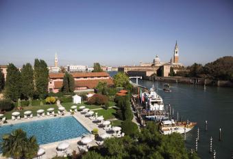 Hotel Cipriani, A Belmond Hotel, Venice has rooms with a private hot tub