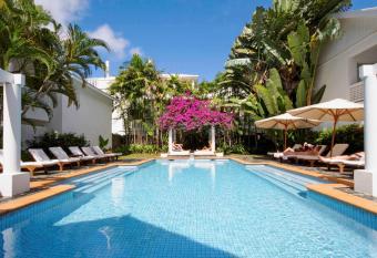 The Reef House Boutique Hotel & Spa - Adults Only Tropical Escapes has rooms with a private hot tub