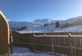 Highland Stays - Ben View Studio Pod & Jacuzzi Bath has rooms with a private hot tub