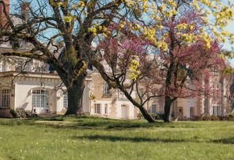 Ch  teau De Razay has Balcony rooms
