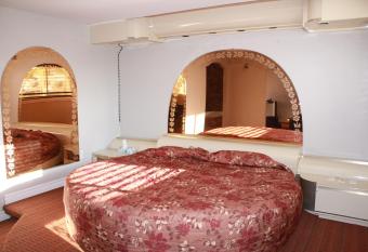 Grand Motel Saint-Hubert has rooms with a private hot tub