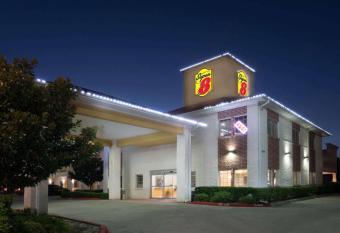 Super 8 by Wyndham Rosenberg TX allows 18 year olds to book a room