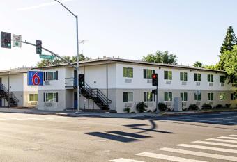 Motel 6 Modesto - Downtown allows 18 year olds to book a room