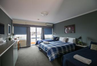 Bayview Hotel Woy Woy allows 18 year olds to book a room