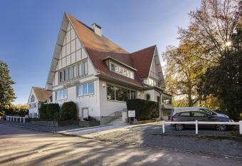 Auberge du Vieux Cedre, Enghien-Belgique allows 18 year olds to book a room