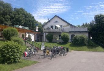G  stezimmer auf dem Campingplatz Konz allows 18 year olds to book a room