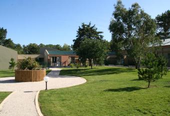 Les Villas des Pins allows 18 year olds to book a room