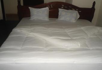 AIRPORT INN MOTEL has rooms with a private hot tub