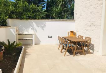 La dimora di Emilia allows 18 year olds to book a room