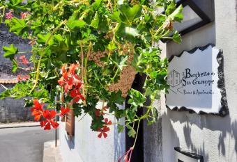 Il Borghetto di San Giuseppe EtnaRooms&Apartments allows 18 year olds to book a room