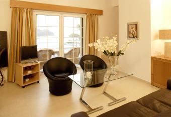 Cape Kanapitsa Hotel & Suites has rooms with a private hot tub