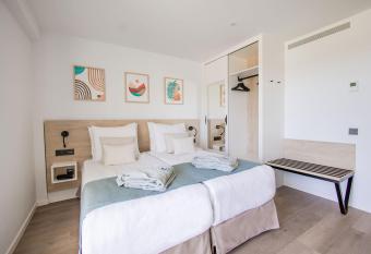 Servatur Hartaguna - Adults Only allows 18 year olds to book a room