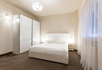 Orhideea Residence & Spa has rooms with a private hot tub