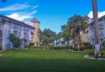 Cool s 1 bedroom Beach & Garden View allows 18 year olds to book a room