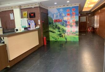 E Lim Hotel allows 18 year olds to book a room