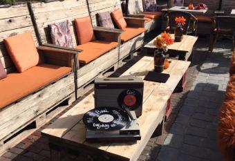 Slapen bij Caf   de Concurrent allows 18 year olds to book a room