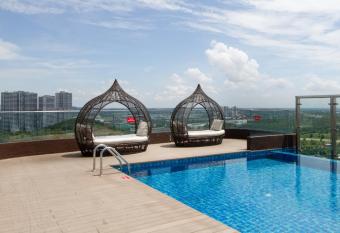 Afiniti Residence at Legoland Medini has rooms with a private hot tub