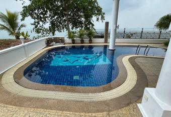 Luxery Villa Sea Side allows 18 year olds to book a room