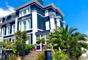 Southbank TOWN HOUSE allows 18 year olds to book a room