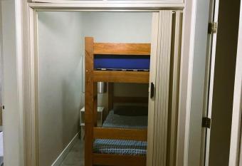 Triplex Ast  rias - Guaruj   has rooms with a private hot tub