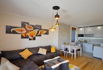 Masha Lux Apartman & SPA has rooms with a private hot tub