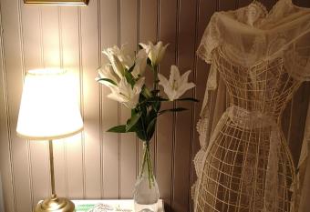 Manoir de l Alleu has rooms with a private hot tub