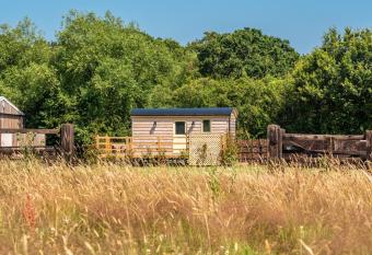 Hillside View Shepherds Hut - Ockeridge Rural Retreats has Balcony rooms