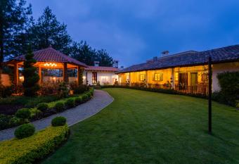 Villa Nogal Hotel Boutique & Vista allows 18 year olds to book a room