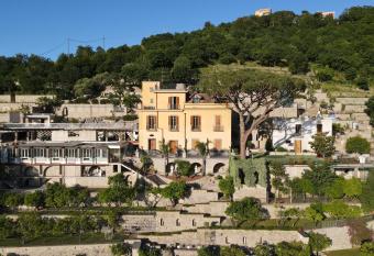 Villa Di Natale has Balcony rooms