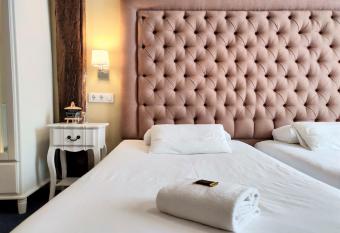 Iturrienea Ostatua allows 18 year olds to book a room