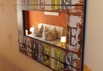 Haus Oberkassel has Balcony rooms