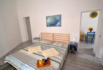 Casa degli Avi,da zio Nino nel Borgo Marinaro has Balcony rooms