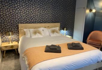 L   crin de l Oc  an, 80 m  tres de la mer. allows 18 year olds to book a room