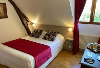 Le Moulin Calme has rooms with a private hot tub