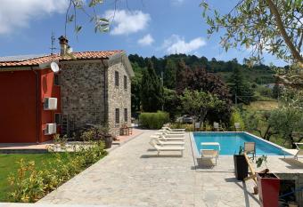 Villa Emozione has Balcony rooms