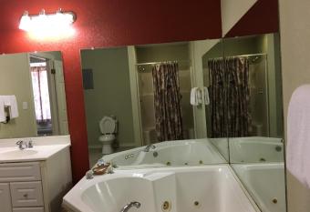 Western Plaza Inn has rooms with a private hot tub