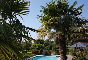 LA GRIOTTE 2 & Spa&Piscine allows 18 year olds to book a room