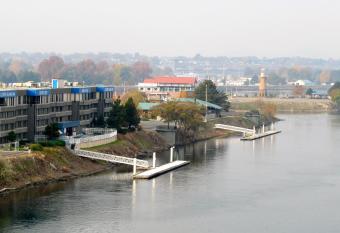 Clover Island Inn allows 18 year olds to book a room
