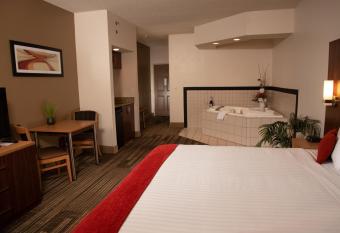 Northfield Inn Suites and Conference Center has rooms with a private hot tub